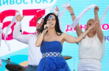 Певица Ляля Алексакова и её команда поздравили Владивосток со 163-летием