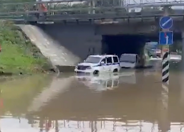 В Приморье полицейский на патрульном внедорожнике вытащил из воды троих водителей грузовиков — видео