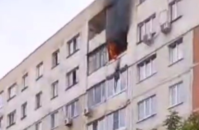 Серьёзный пожар в многоэтажке напугал жителей Владивостока (видео)