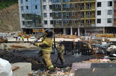 Во Владивостоке территорию новостройки в Снеговой Пади охватил мощный пожар