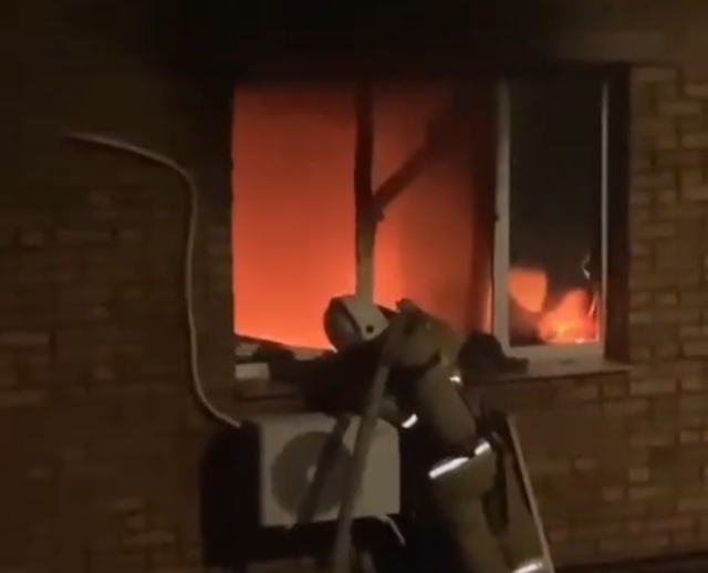 Жуткий пожар в многоэтажке во Владивостоке попал на видео