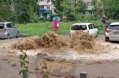 Во Владивостоке на Давыдова забурлили мощные «гейзеры» с дождевой водой (видео)