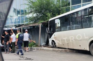 Рейсовый автобус протаранил забор на Чуркине во Владивостоке