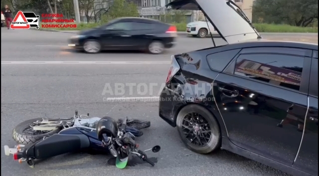 Грубейшее нарушение ПДД во Владивостоке привело к ДТП с мотоциклом (видео)