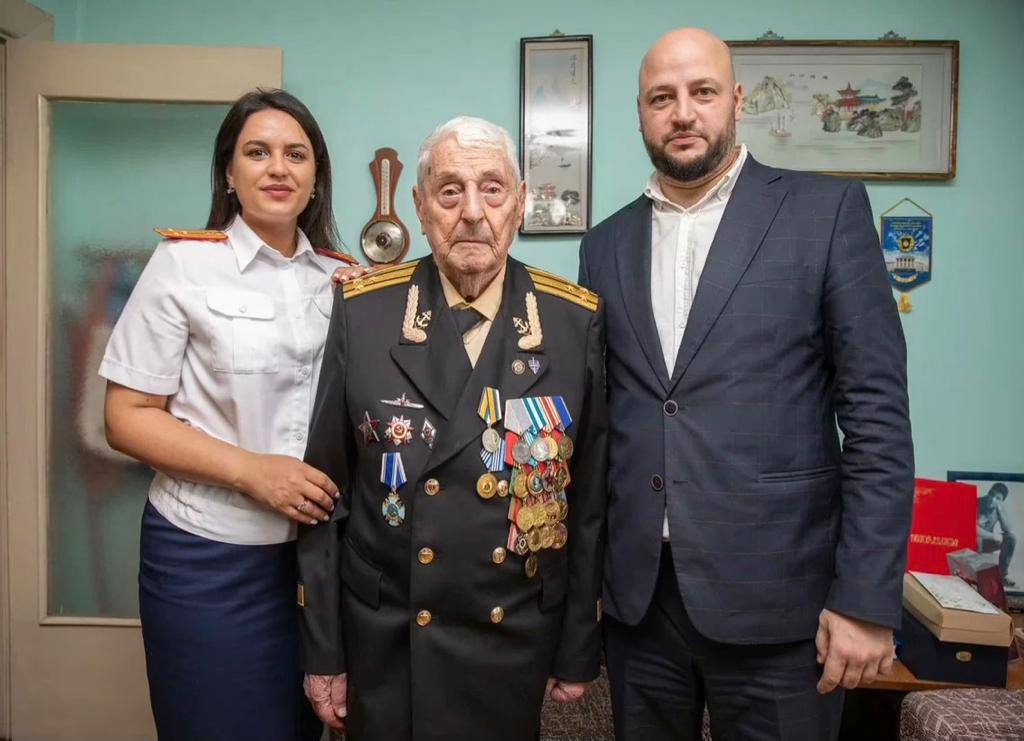 Во Владивостоке следователи поздравили ветерана со 100-летним юбилеем