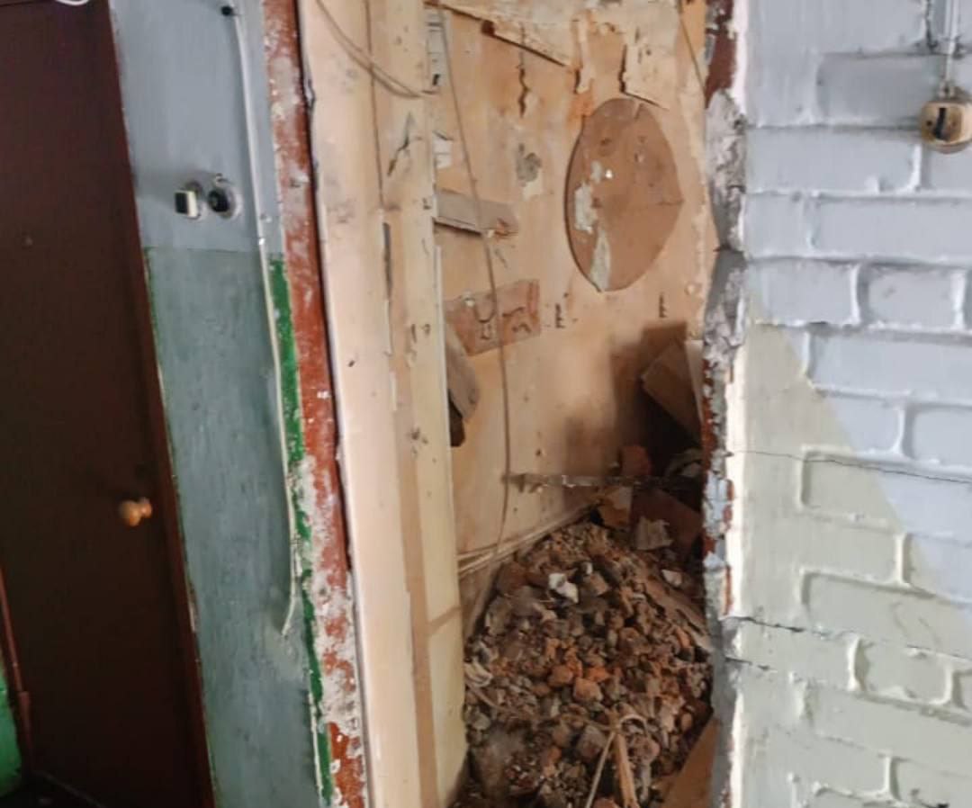 Выбило окна и двери: в Приморье в квартире взорвался электроприбор