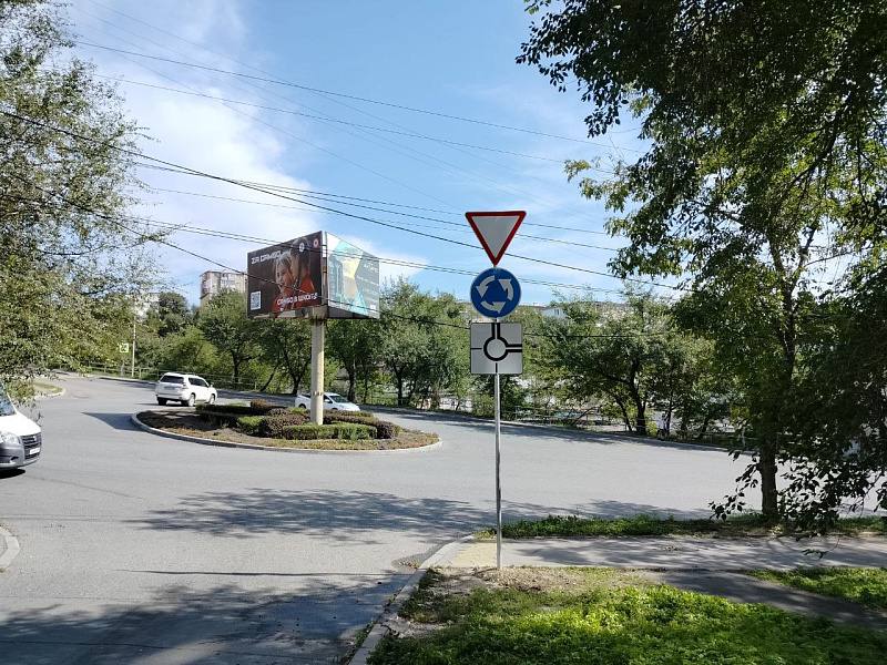 Уже три ДТП произошло после установки новых знаков на кольце во Владивостоке