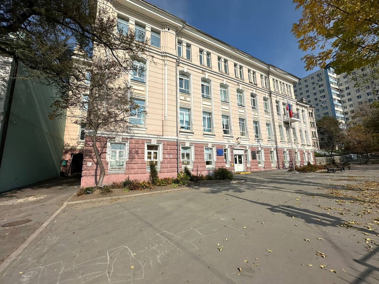 СК начал проверку по факту обрушения потолка в школе Владивостока