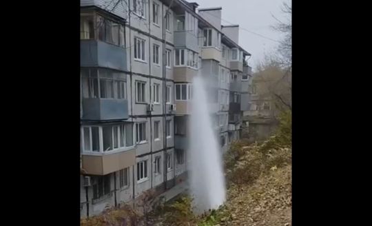 Фонтан до четвёртого этажа бил под окнами дома во Владивостоке (видео)