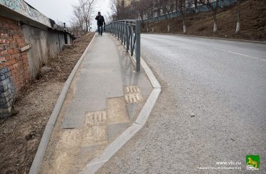 Мэрия Владивостока не нашла желающих менять тактильную плитку на тротуарах