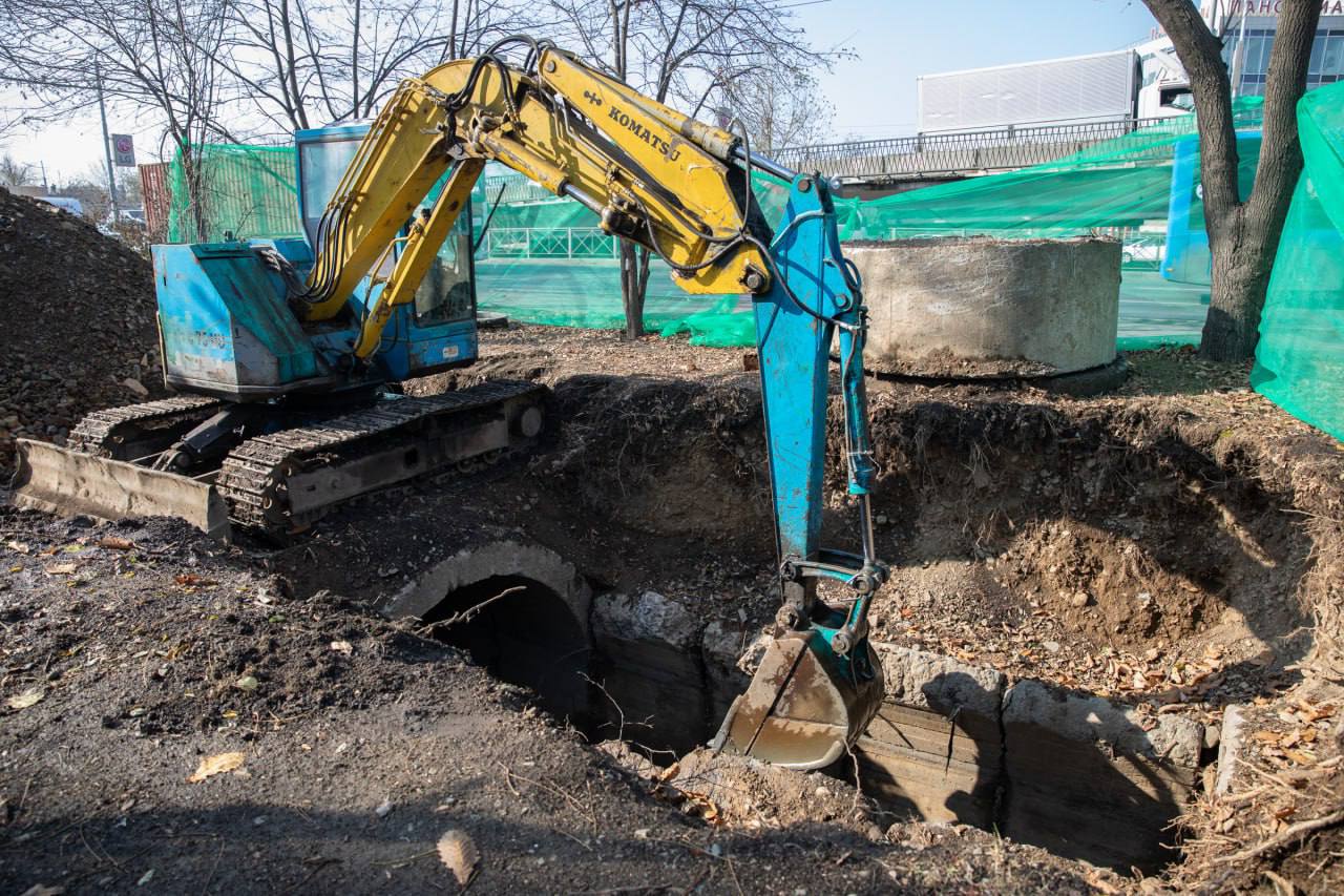 Спецтехнику привлекли для чистки ливневой канализации во Владивостоке