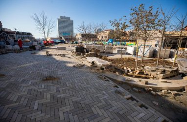 На площади в самом центре Владивостока устанавливают новые МАФы (фото)