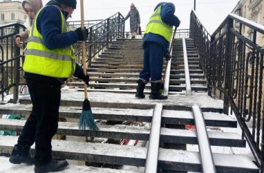 Мэр Владивостока: город от снега убирают 236 дорожных рабочих