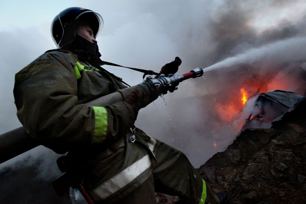 В Приморье огнеборцы вывели мужчину из горящего дома