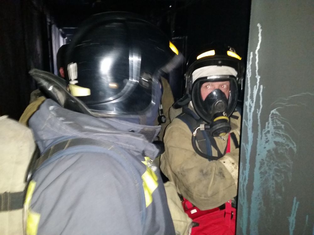 В Приморье пожарные нашли спящих людей в горящем доме