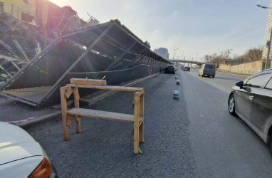 Во Владивостоке часть здания завода «Ливония» обрушилась на тротуар (видео)