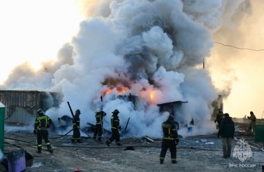 Во Владивостоке потушили пожар на стройке ЖК на Патрокле (фото)