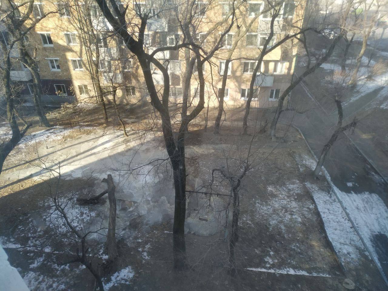 «Невыносимая вонь»: жители Владивостока жалуются на замёрзшее «озеро» фекалий