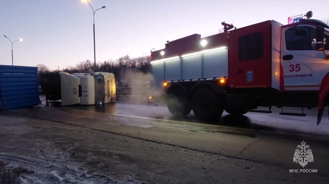 В Приморье спасатели при помощи пожарной автоцистерны оттащили с дороги фуру