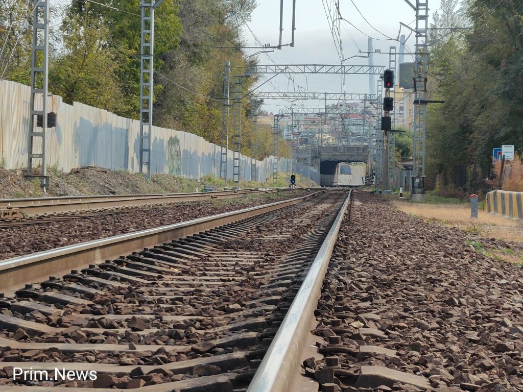 Во Владивостоке прорыв на трубе заблокировал движение по железной дороге (фото)