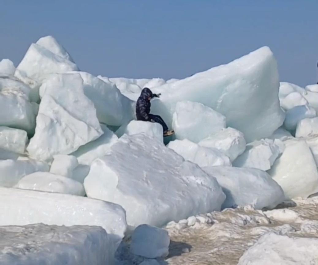 «Красота!»: жители Владивостока фотографируются на огромных ледяных глыбах