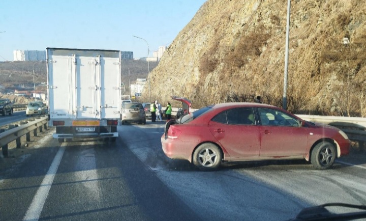Как минимум четыре машины столкнулись на объездной трассе во Владивостоке