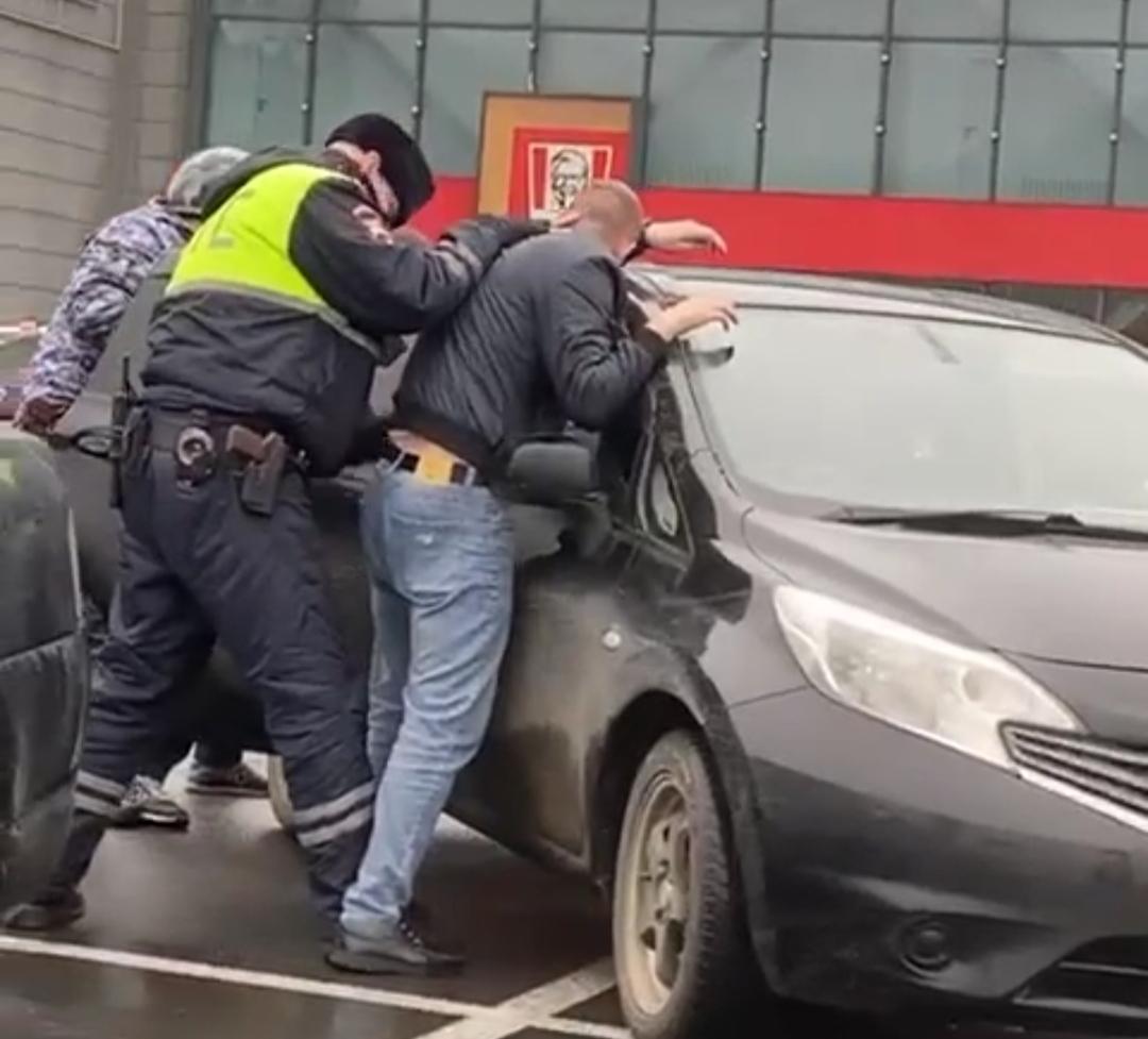 После эвакуации ТРЦ «Седанка Сити» во Владивостоке задержали двоих мужчин