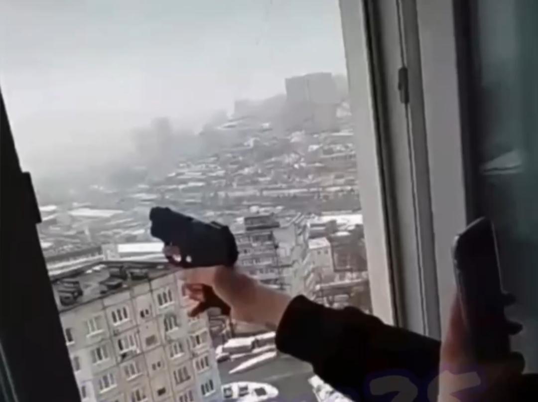 Во Владивостоке девушка стреляла из пистолета из окна квартиры (видео)