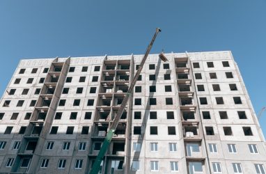 В социальных новостройках Владивостока готовятся к монтажу лифтов