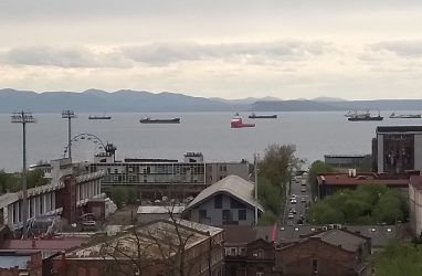 Необычное судно «Калан» заметили в центре Владивостока