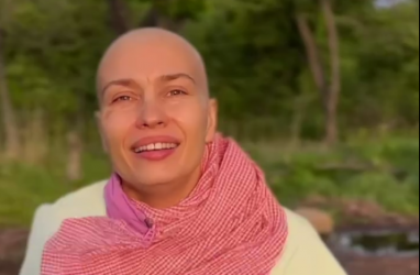 Заболевшая раком девушка-русалка Анастасия Слободчикова обрила голову (видео)