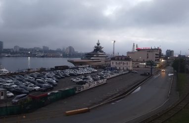 Яхта за 500 млн долларов США отошла от Морского вокзала Владивостока