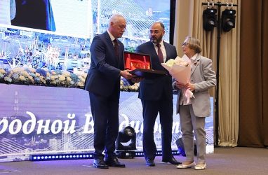 Во Владивостоке 2 июля чествовали нового Почётного гражданина Эдуарда Барсегова