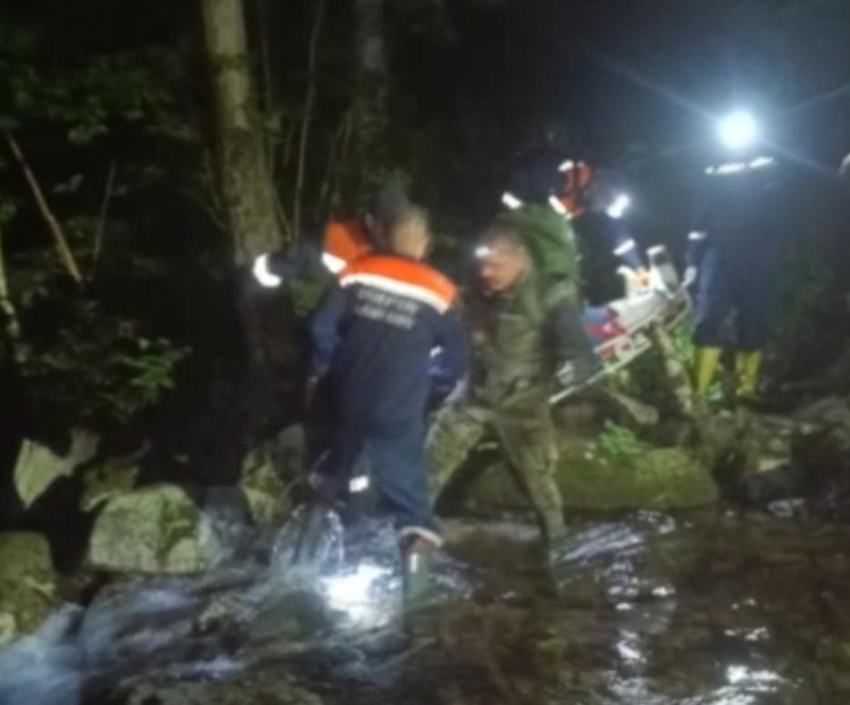Туриста, сломавшего ногу на горе Пидан, эвакуировали в сложных условиях — видео