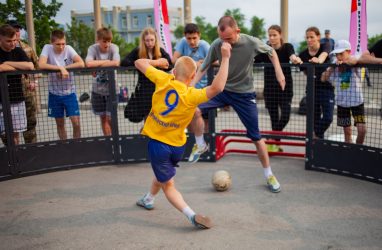 Во Владивостоке играли в уличный футбол в клетке-арене