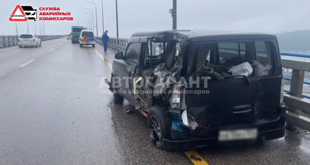 Во Владивостоке на мосту автобус врезался в авто со спущенным колесом (видео)