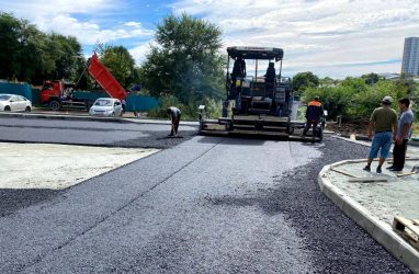 Во Владивостоке к новой детской поликлинике асфальтируют дорогу