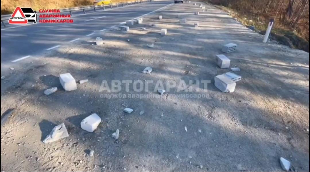 В Приморье из грузовика во время движения выпали кирпичи на дорогу (видео)