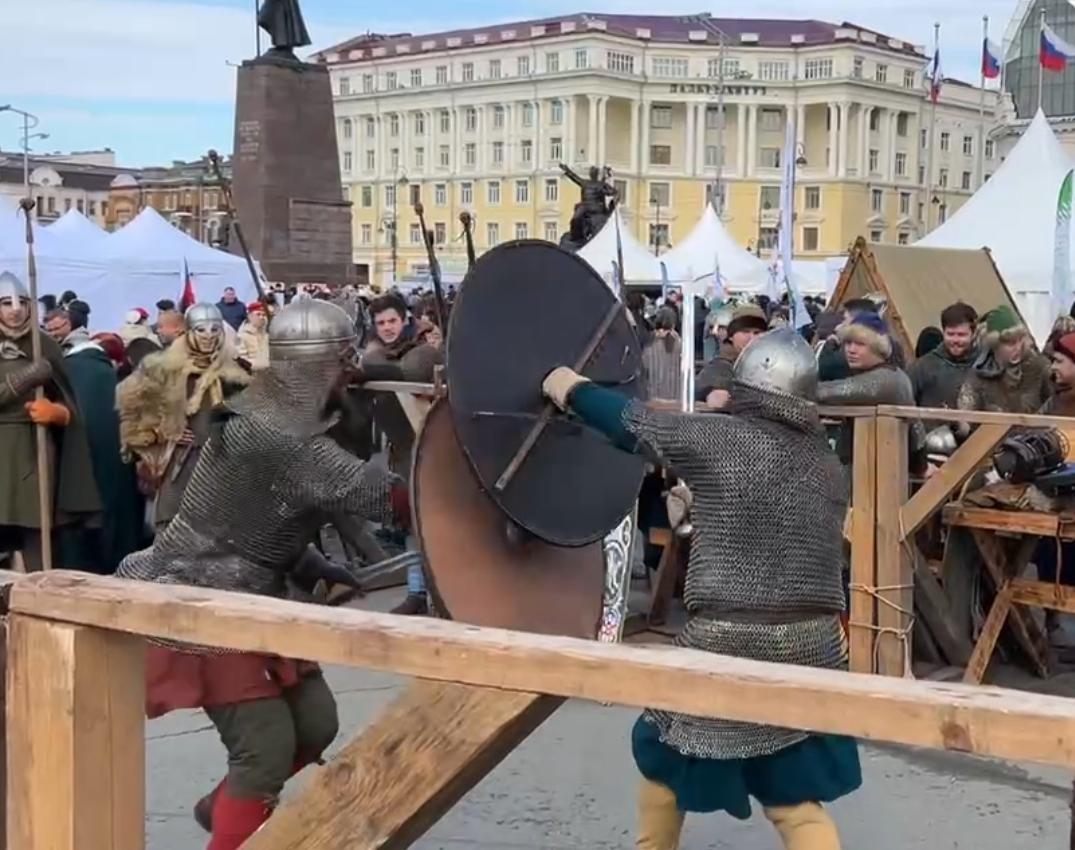 На площади Владивостока сражаются рыцари в доспехах. Есть и катапульта — видео