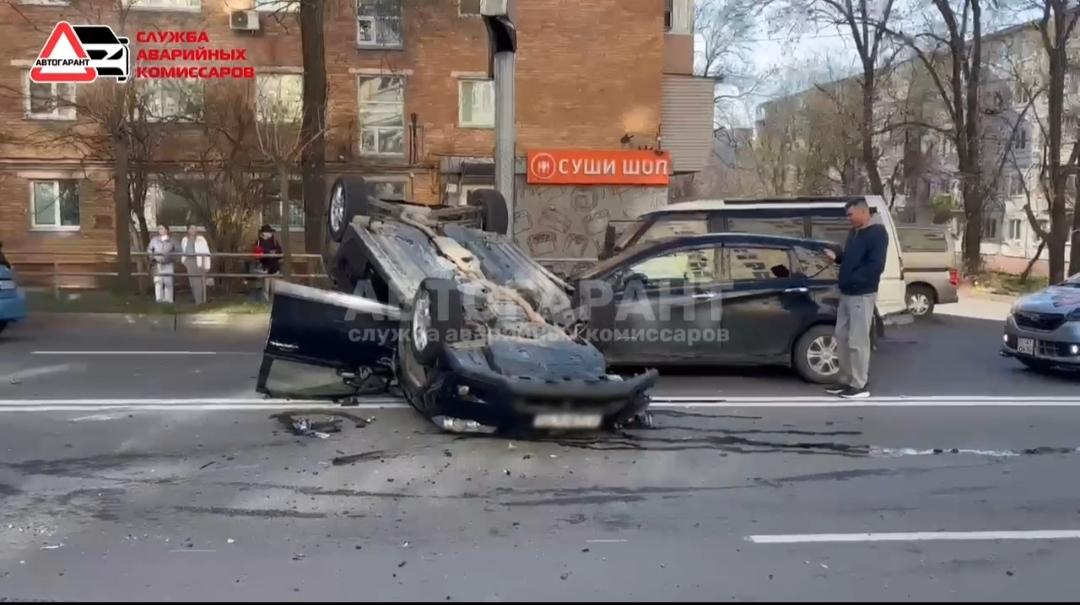 Массовое ДТП с переворотом произошло во Владивостоке — видео