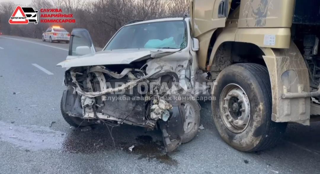 В Приморье «Хонда» попала в жёсткое ДТП со самосвалом — видео