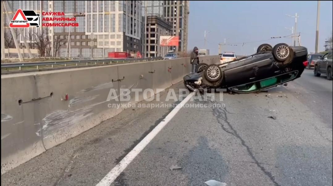 Жёсткое ДТП с опрокидыванием на крышу произошло во Владивостоке — видео