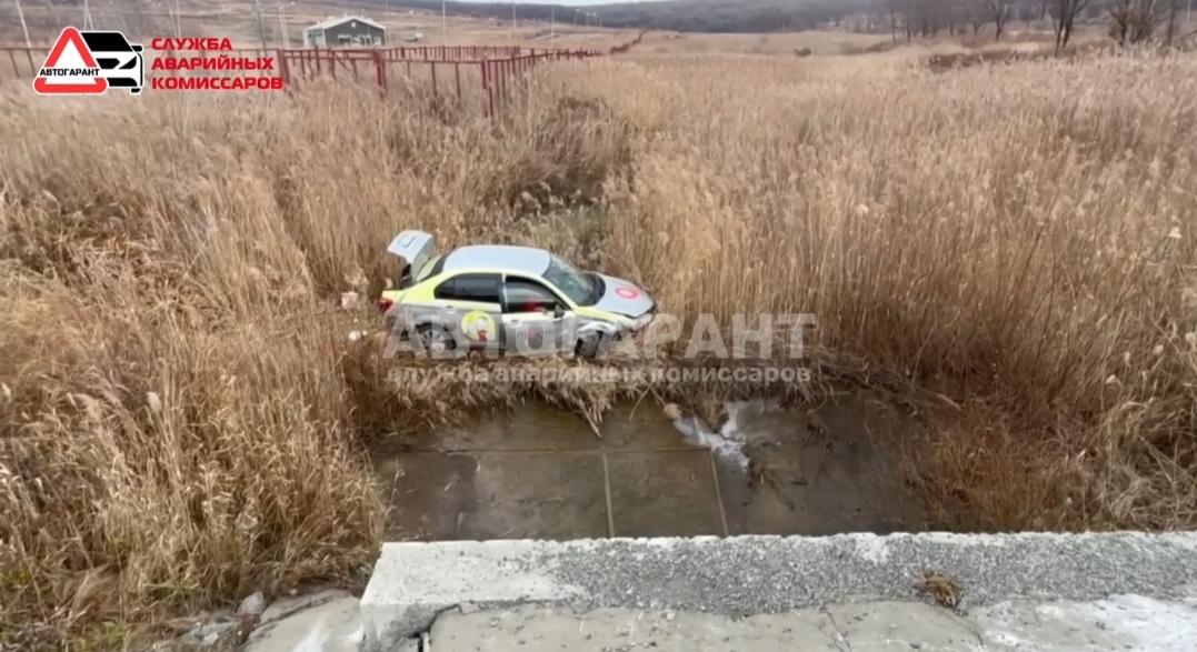 В Приморье такси «улетело» с дороги, попав в ДТП при выполнении обгона — видео