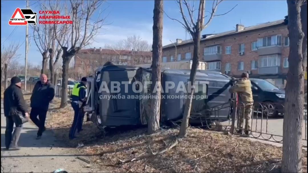 Во Владивостоке водитель «Паджерика» не справился с управлением и опрокинулся