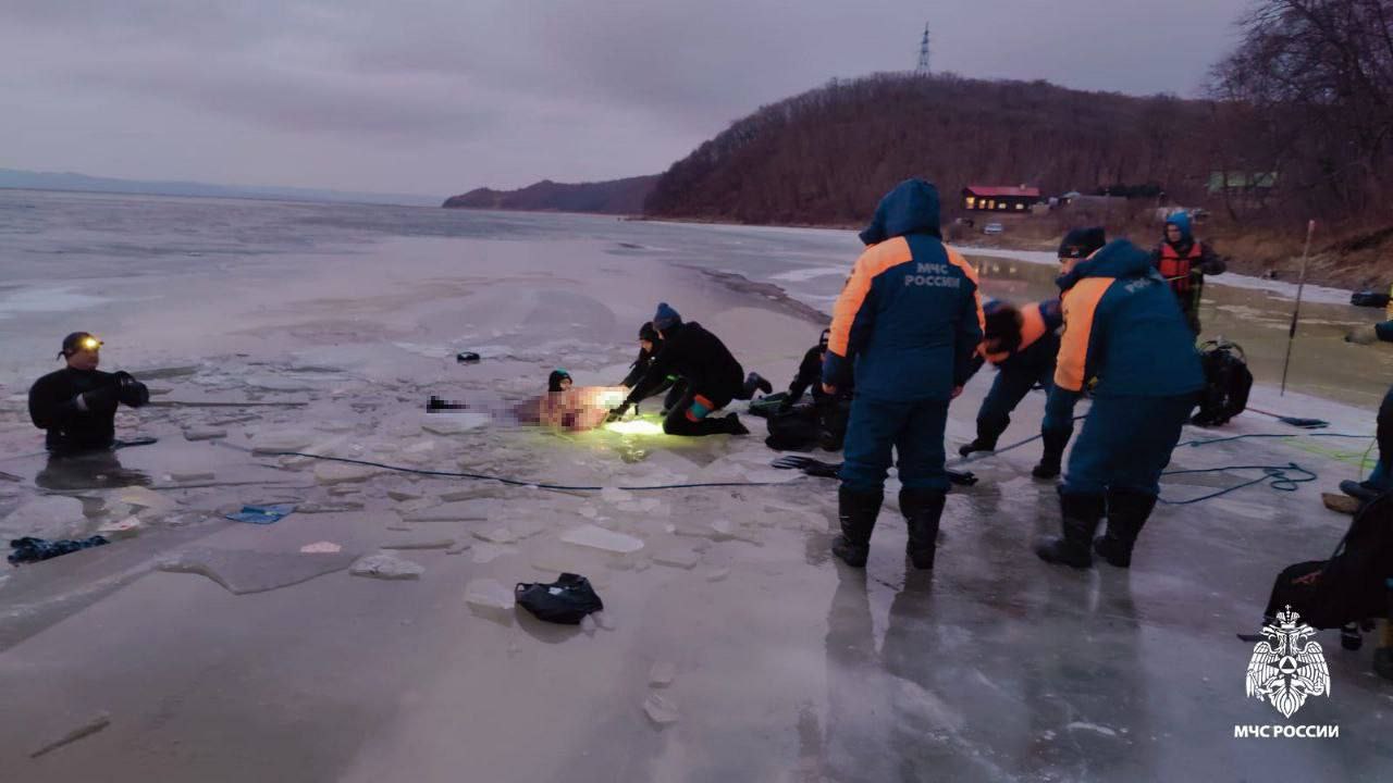 В Приморье подо льдом погибли супруги — фото