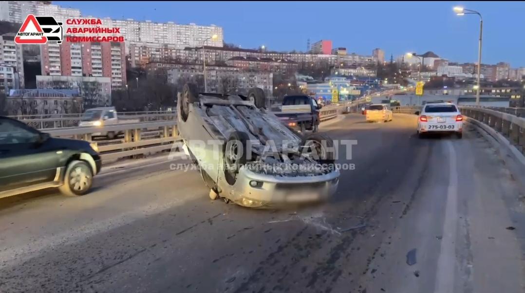 Во Владивостоке ранним утром понедельника посреди дороги лежала машина на крыше