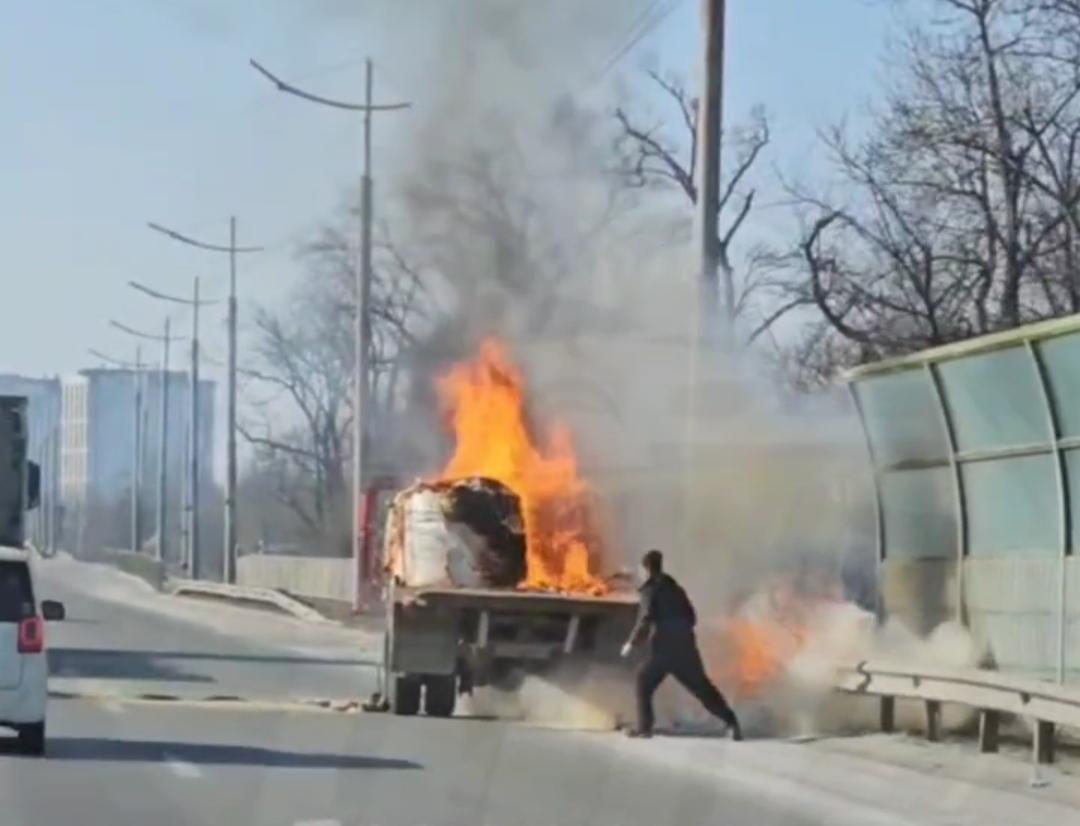 Опилки вспыхнули в кузове грузовика во Владивостоке — видео