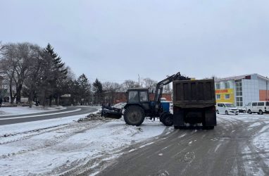 Тряпки, полотенца, щебень и куски пенопласта достали из канализации в Приморье