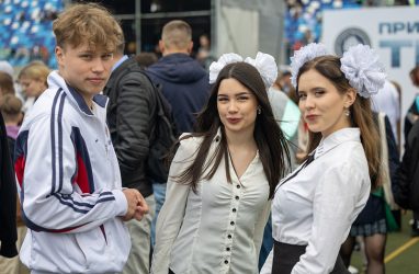 Во Владивостоке общегородской «Последний звонок» собрал около 1000 человек