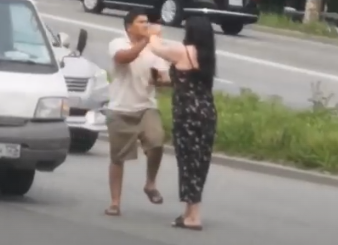 Во Владивостоке девушка отпинала водителя и дала ему пощёчину